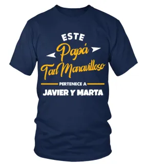 Este papá tan maravilloso pertenece a Javier y Marta Camiseta cuello redondo Unisex