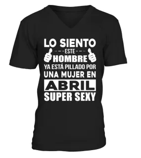 Lo siento este hombre esta pillado por una mujer de abril super sexy Camiseta cuello en V Unisex