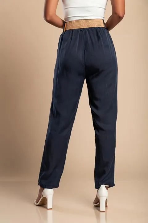 Pantalón largo con cinturón decorativo, azul oscuro