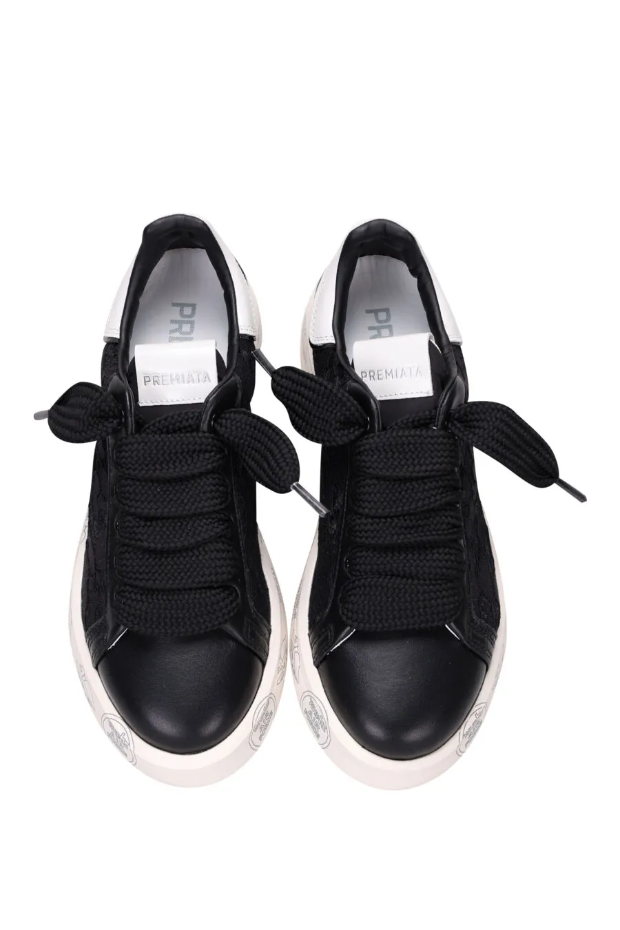 Zapatillas negras con blanco detrás 